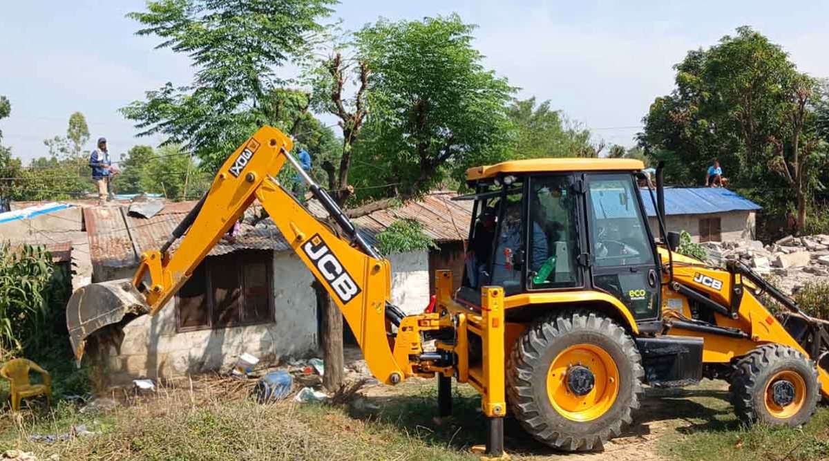 कोहलपुरमा अतिक्रमित १०८ घरटहरामाथि चलाइयो डोजर