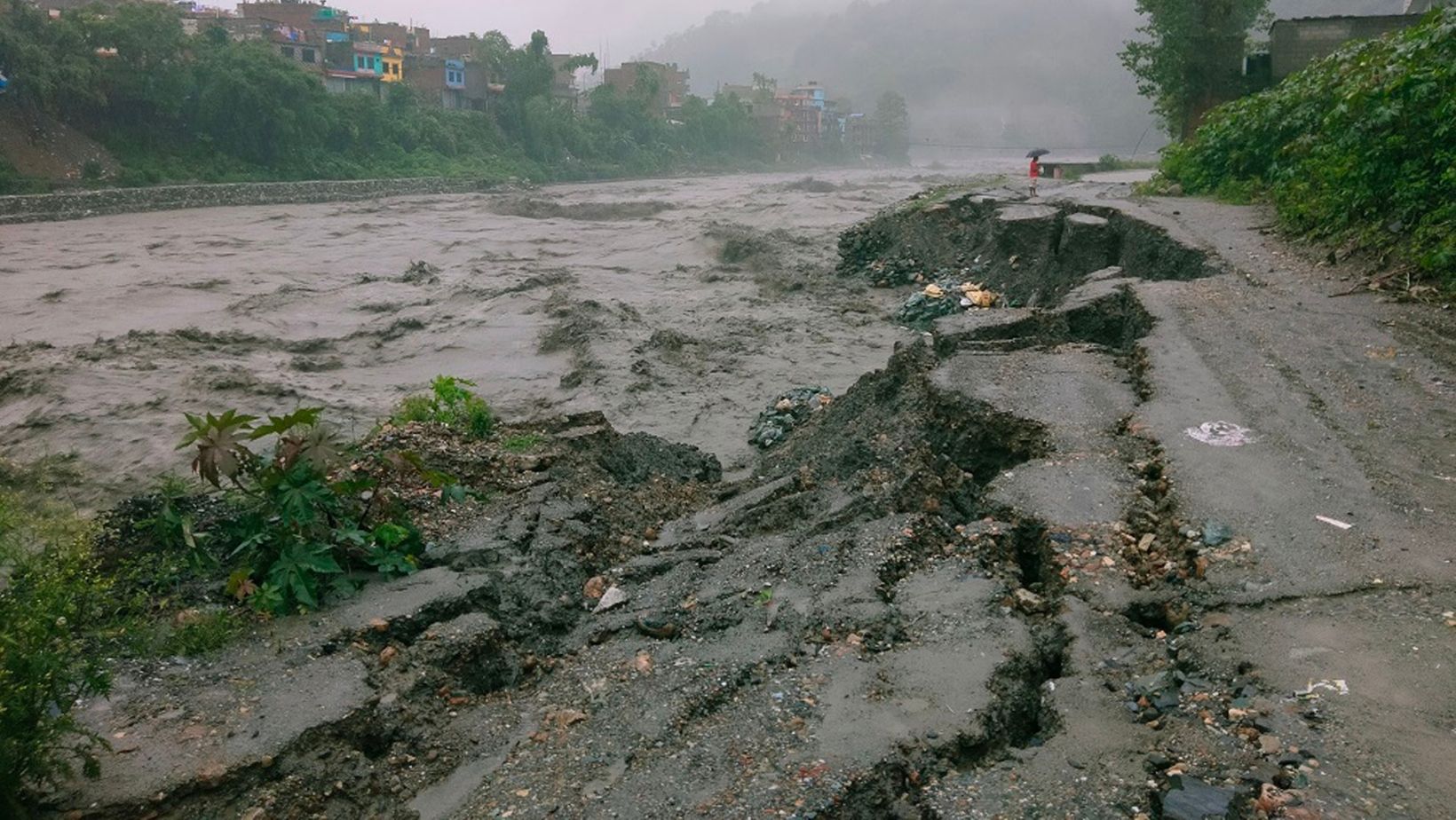 उर्लिएको कालीगण्डकी नदीको पानीको भेलले ९ घर बगायो, विस्थापित बनेका परिवारलाई सुरक्षित स्थानमा राखियो 